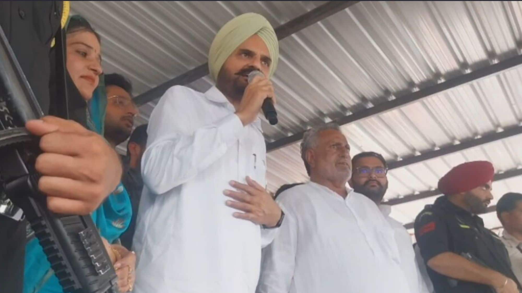 हरियाणा चुनाव: प्रचार में उतरे सिद्धू मूसेवाला के पिता, कांग्रेस उम्मीदवार के लिए मांगे वोट, AAP पर भी साधा निशाना