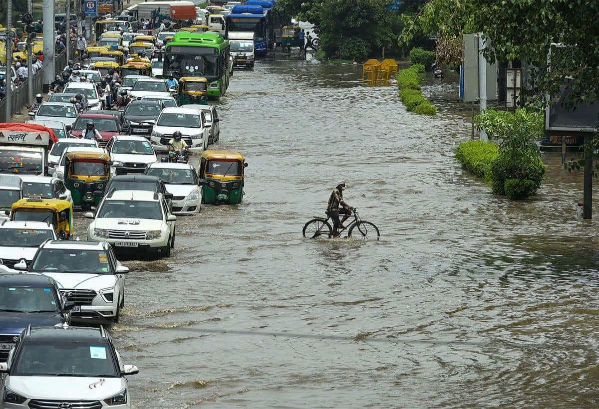 Weather Updates: दिल्ली- NCR में झमाझम बारिश, ऑरेंज अलर्ट जारी, उत्तराखंड में स्कूल बंद