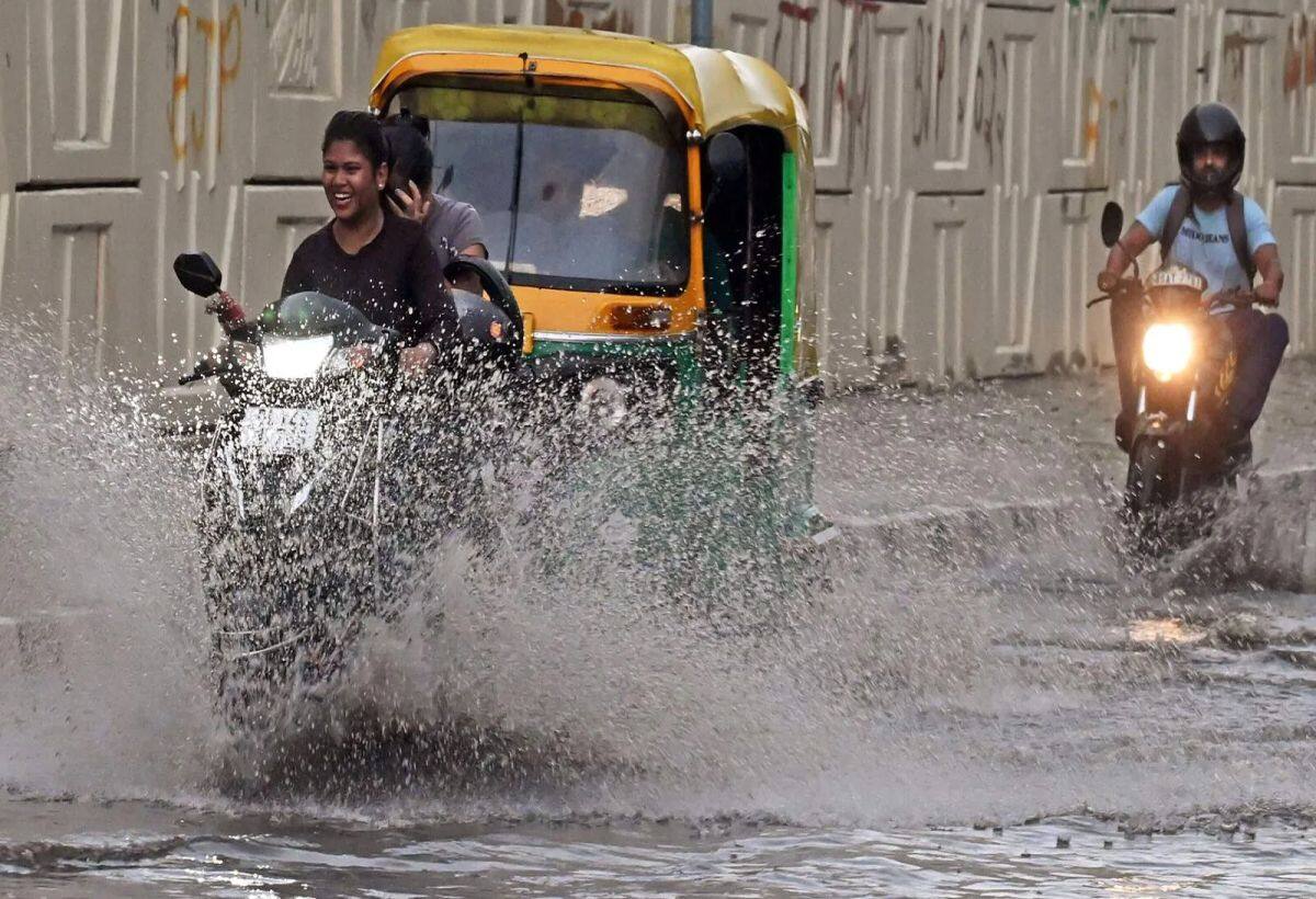 Delhi Rains: दिल्ली- NCR में भारी बारिश, लगा ट्रैफिक जाम, AQI में दिखा सुधार, हल्की ठंड का एहसास