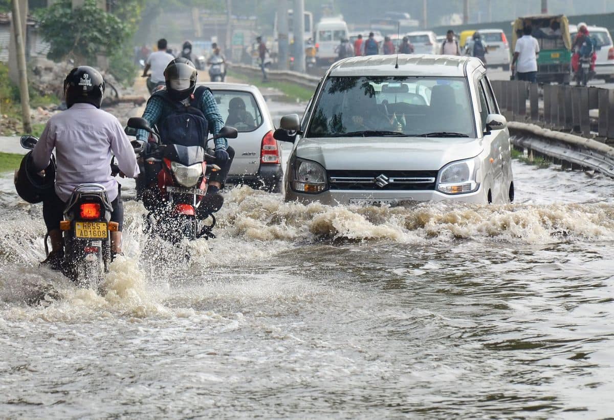 Weather Updates: उत्तराखंड, असम और UP में होगी झमाझम बारिश, महाराष्ट्र में रेड अलर्ट, जानें दिल्ली में मौसम का हाल