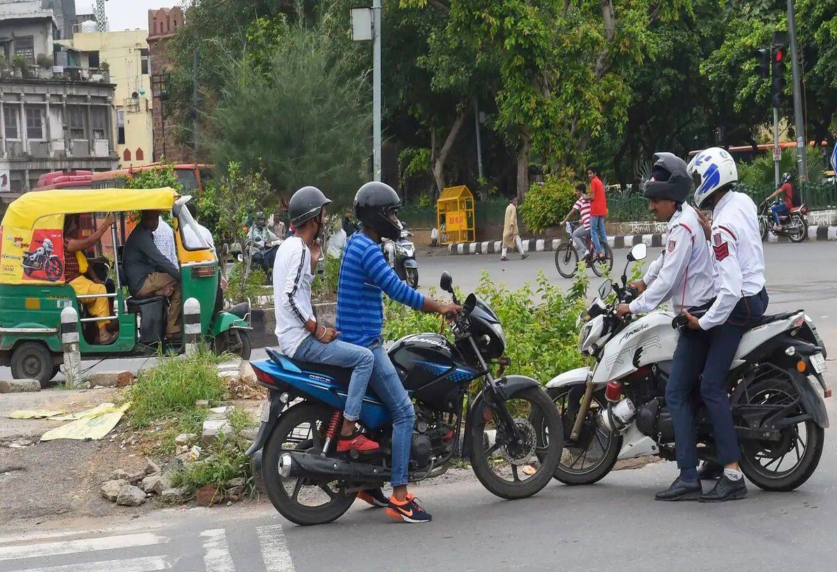 Delhi Traffic Challan: दिल्ली वालों को सरकार ने दी खुशखबरी, गाड़ी के चालान पर 50% छूट, ऐसे उठाएं फायदा