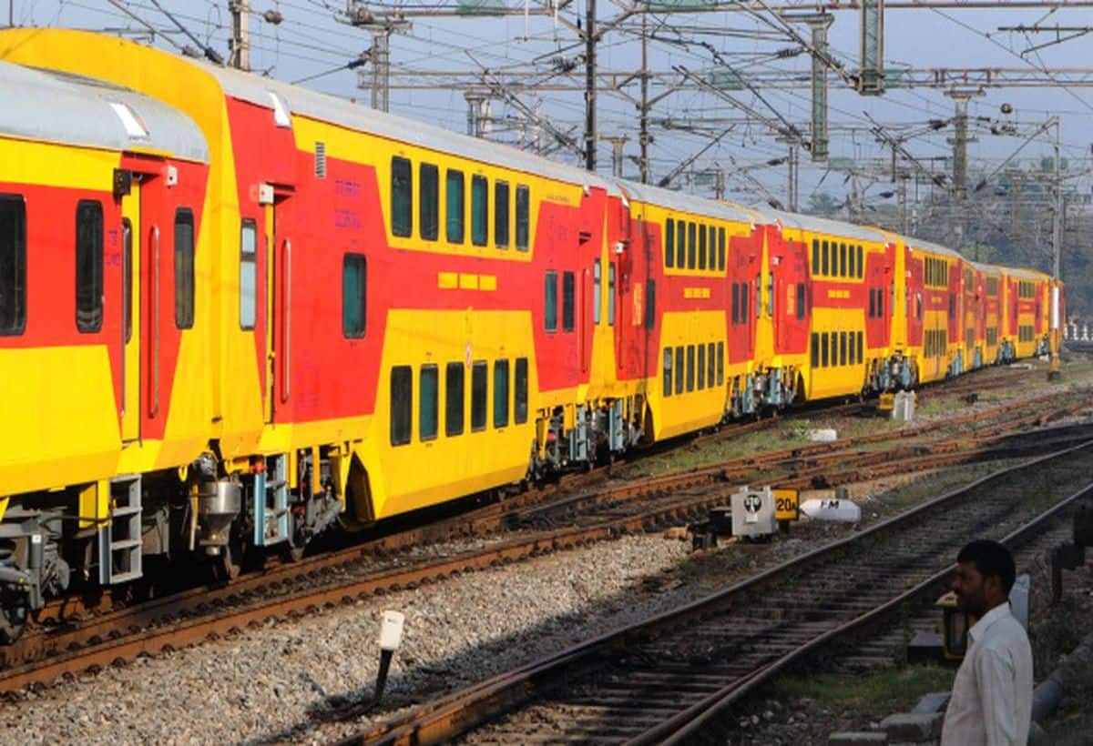 Indian Railways: देश में चलेगी नई खास ट्रेन, ऊपर बैठेंगे यात्री, नीचे होगी माल ढुलाई