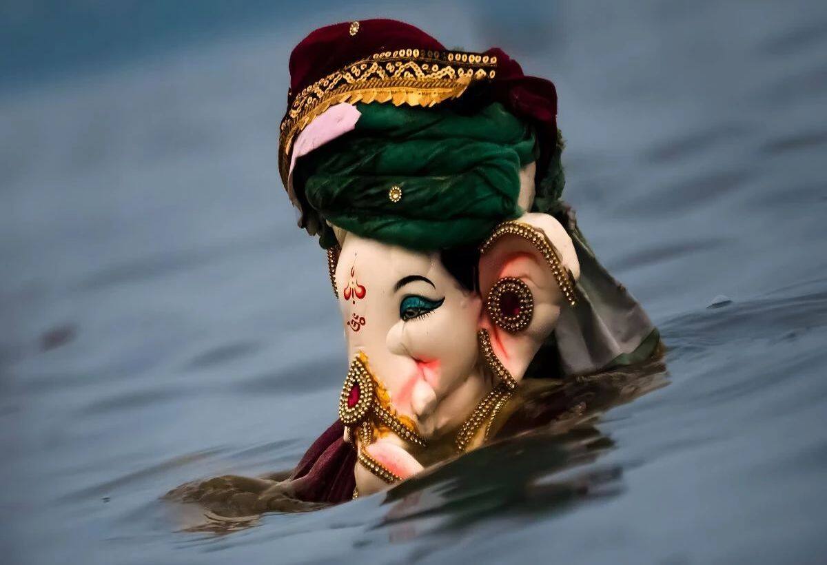Ganesh Visarjan: गणपति मूर्ति को पहनाई 4 लाख की सोने की चेन, कर दिया विसर्जन, बाद में पूरे तालाब का पानी खाली कराया