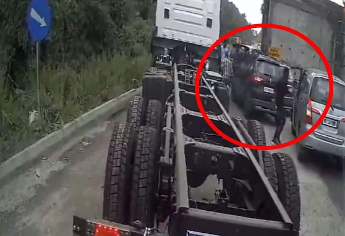 VIDEO: केरल हाईवे पर दिनदहाड़े अपरहरण और डकैती, फिल्मी अंदाज में 2.5 kg सोने की चोरी, वीडियो वायरल VIDEO: केरल हाईवे पर दिनदहाड़े अपरहरण और डकैती, फिल्मी अंदाज में 2.5 kg सोने की चोरी, वीडियो वायरल