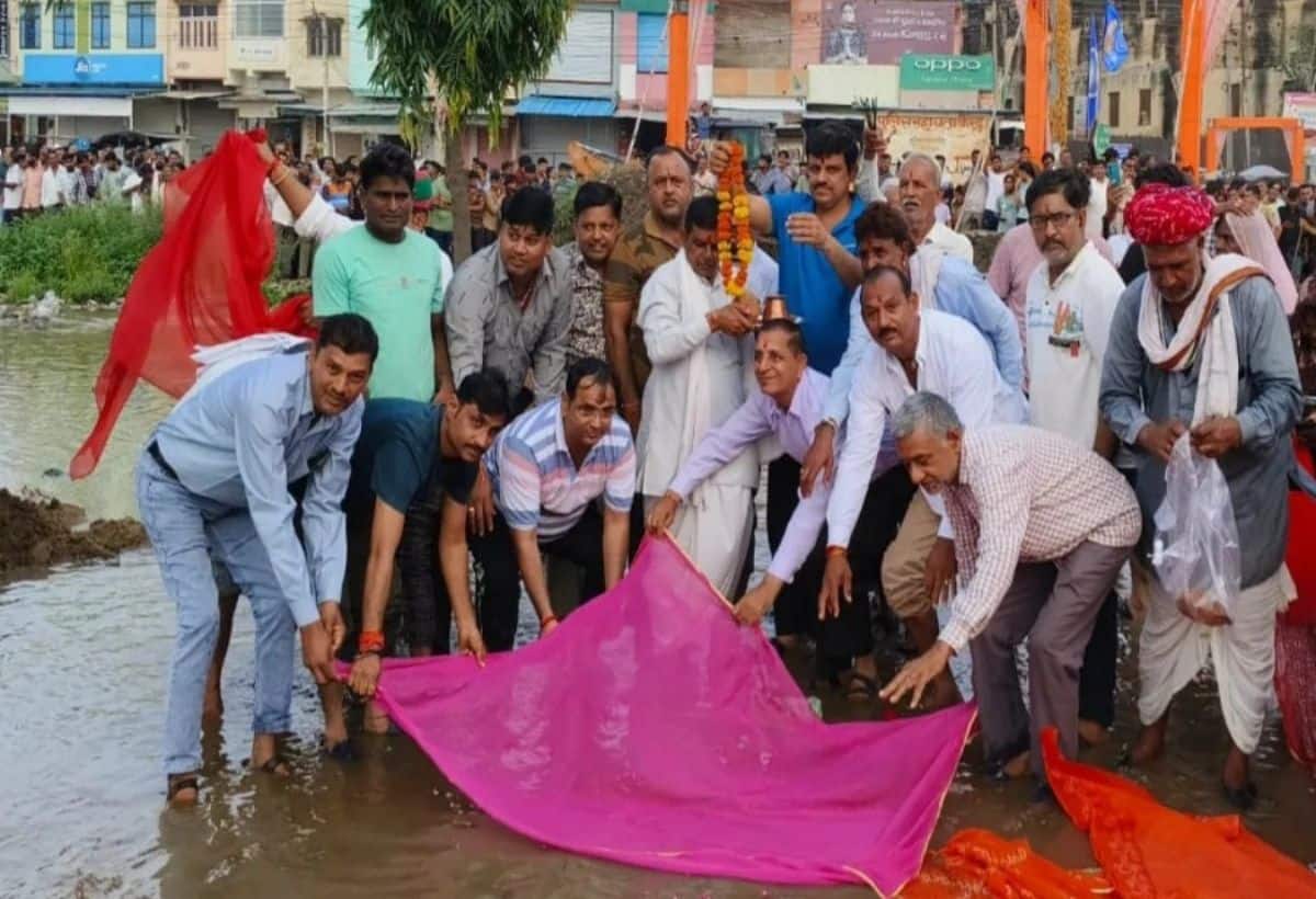 राजस्थान की इस नदी में 27 साल बाद आया पानी, गांव वालों ने चुनरी ओढ़ाकर किया स्वागत