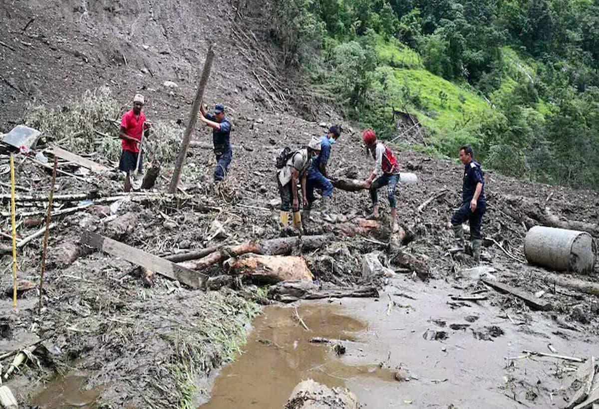 आंध्र प्रदेश-तेलंगाना में बाढ़ का कहर, 64 की मौत, नागालैंड में लैंडस्लाइड, 3 लोगों की मौत