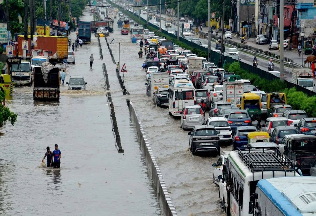 Weather Updates: दिल्ली से लेकर मुंबई तक झमाझम बारिश, जानें अपने शहर में मौसम का हाल
