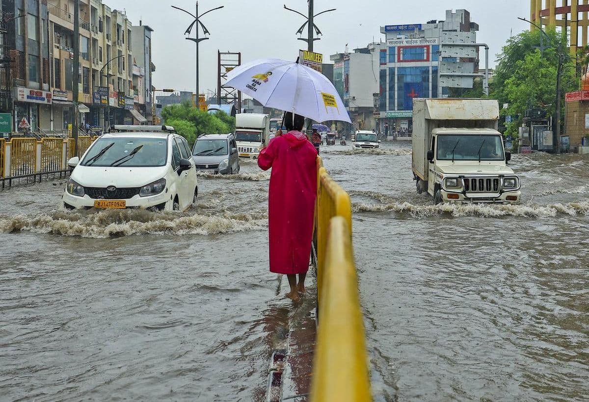 Weather Updates: दिल्ली समेत इन राज्यों में झमाझम बारिश के आसार, जानें अपने शहर में मौसम का हाल