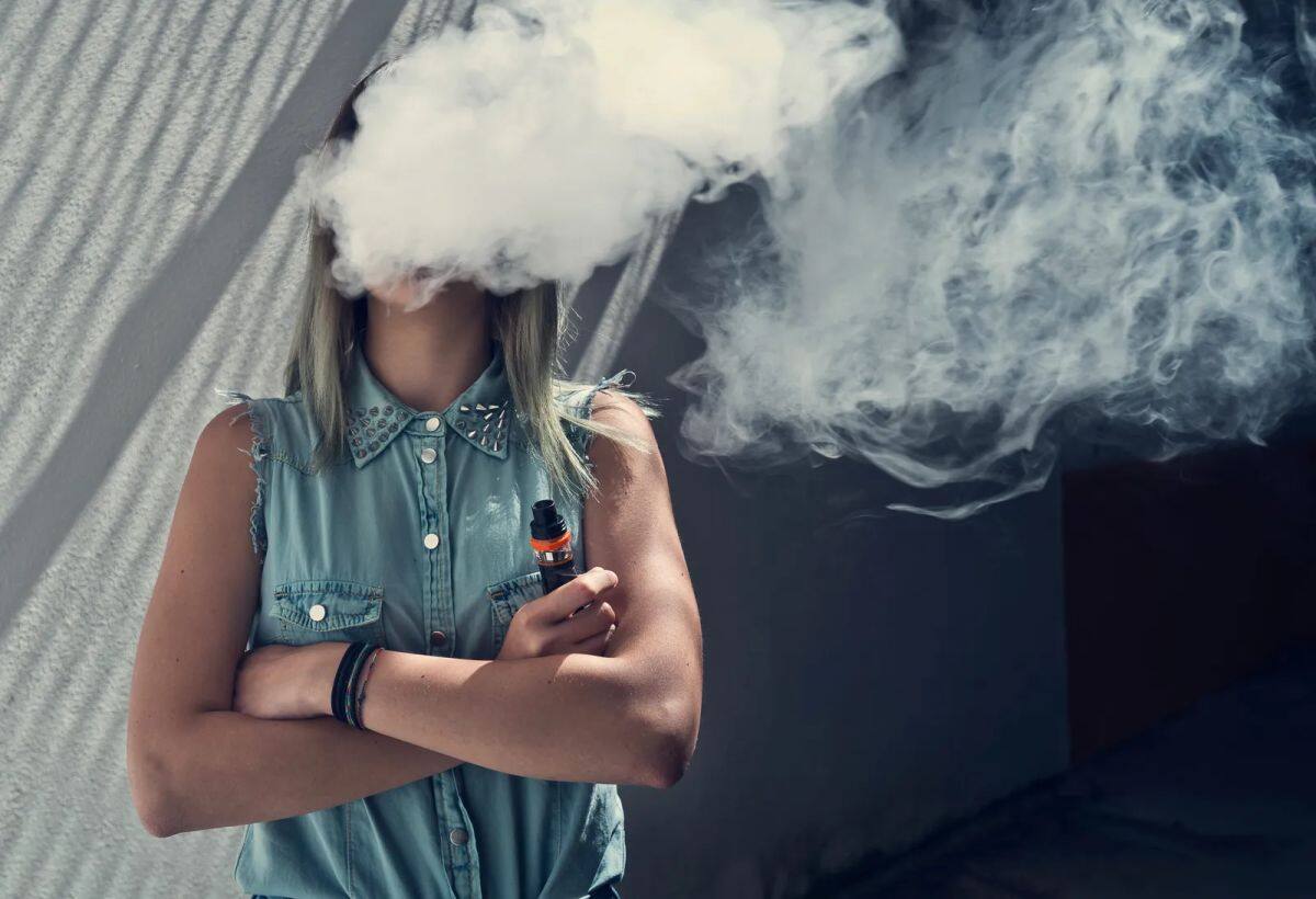 Vaping Side Effects: नहाते समय, खाते समय... हमेशा महिला करती थी वेपिंग, फेफड़ों से निकला 2 लीटर काला और खूनी तरल पदार्थ Vaping Side Effects: नहाते समय, खाते समय... हमेशा महिला करती थी वेपिंग, फेफड़ों से निकला 2 लीटर काला और खूनी तरल पदार्थ
