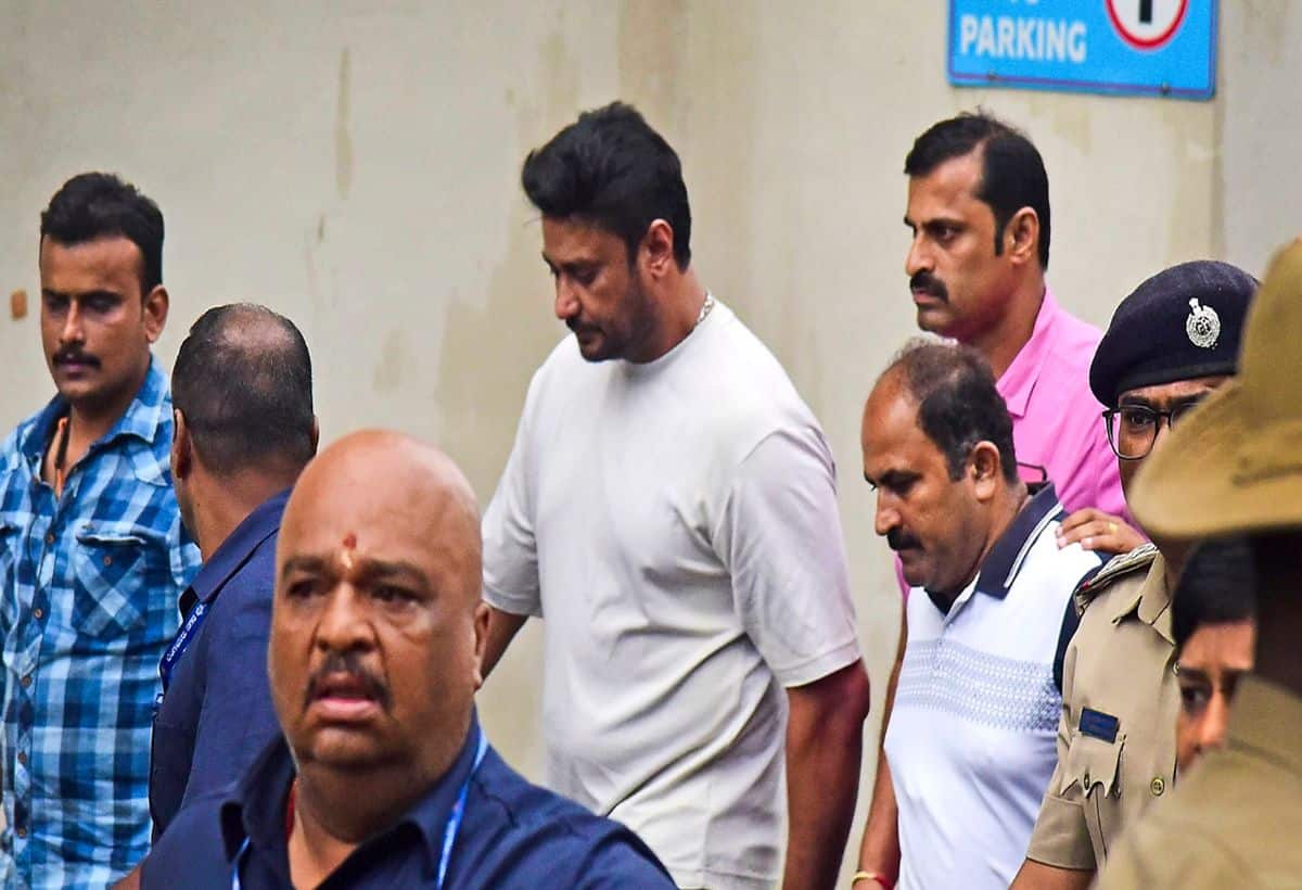 Renukaswamy Murder Case: एक्टर दर्शन ने मीडिया को किए आपत्तिजनक इशारे, रेणुकास्वामी हत्याकांड के आरोपी का चौंकाने वाला वीडियो वायरल