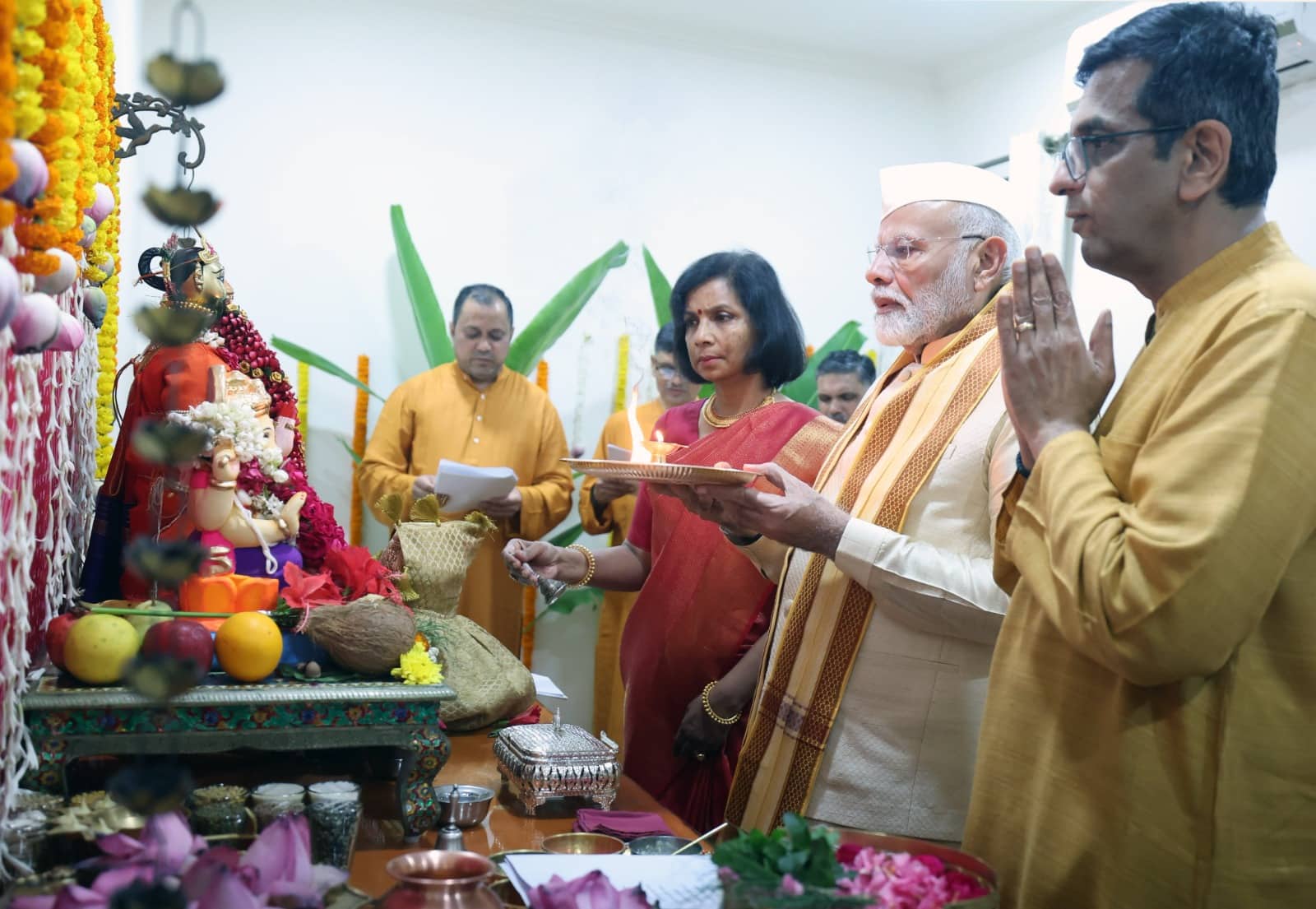 मोदी-चंद्रचूड़ पर हमला बोलने वाले अपने गिरेबान में तो झांकें!