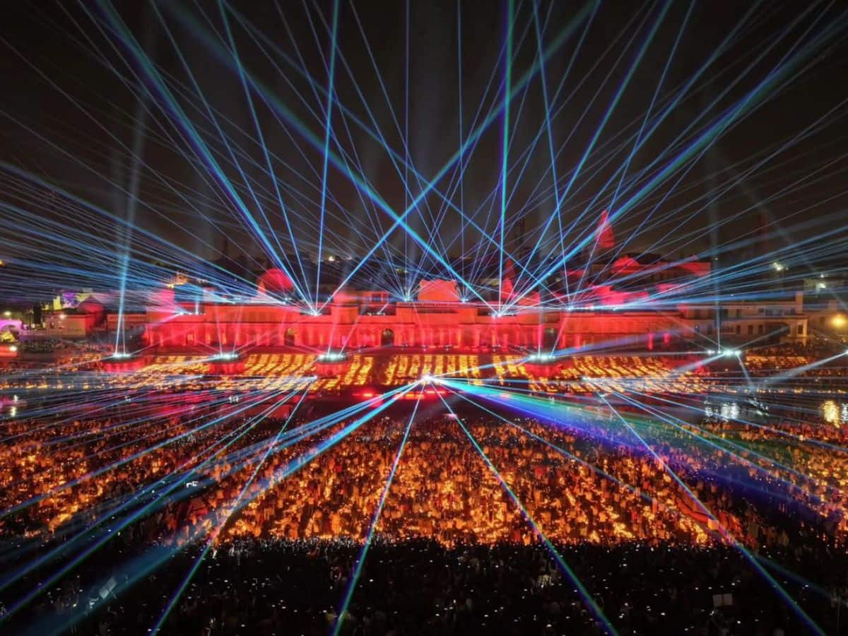 Deepotsav Ayodhya 2025: 28 लाख दीयों से जगमग हुई भगवान राम की नगरी, लेजर और ड्रोन शो जीता लोगों का दिल