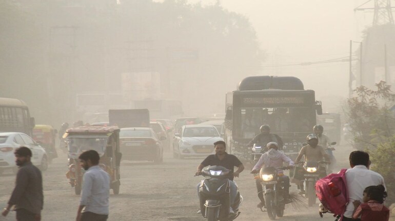 Delhi AQI Today: दिल्ली में पटाखे फोड़ने से पहले हवा हुई जहरीली, सांस लेना  भी मुश्किल - delhi aqi today 400 cross quality poor category safar india  air pollution | Moneycontrol Hindi