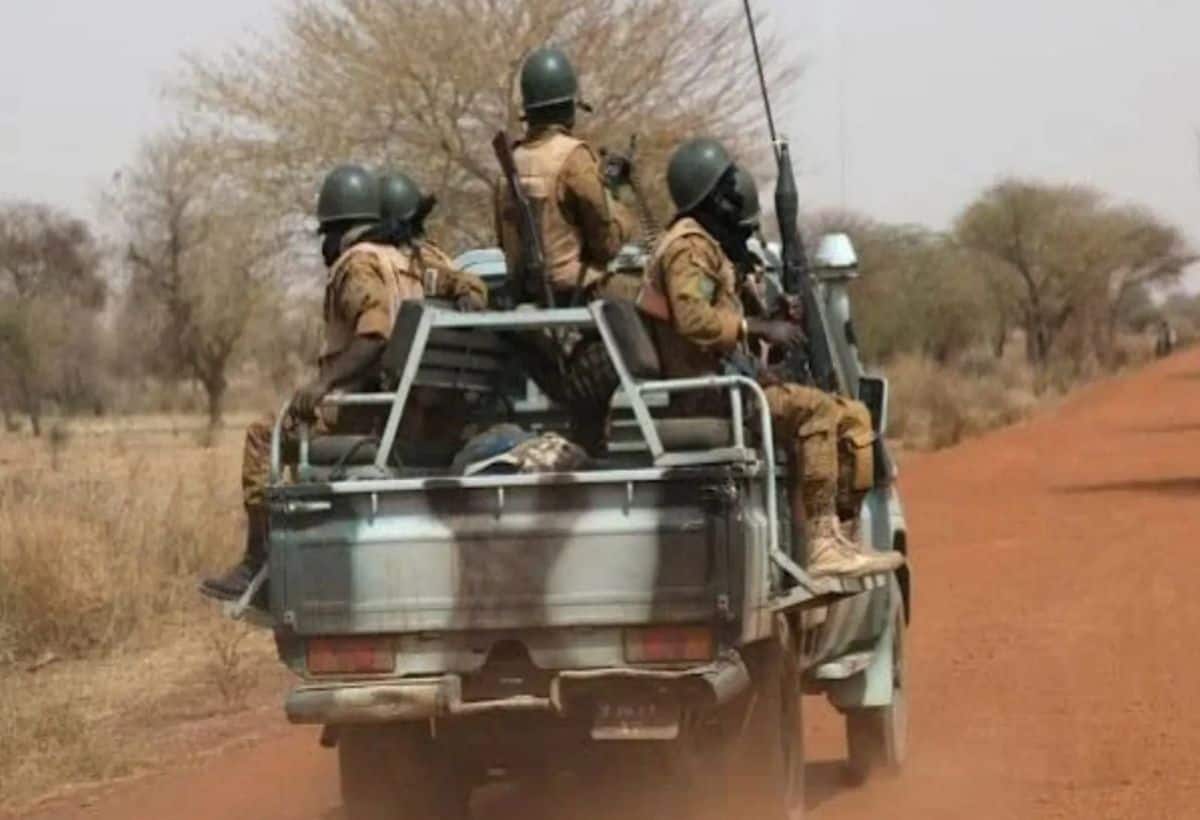 Burkina Faso: बुर्किना फासो में अल-कायदा ने बरपाया कहर, आतंकियों ने एक साथ 600 लोगों को मार दी गोली Burkina Faso: बुर्किना फासो में अल-कायदा ने बरपाया कहर, आतंकियों ने एक साथ 600 लोगों को मार दी गोली