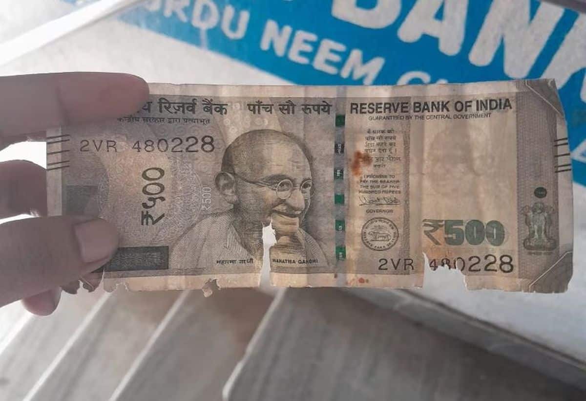 ATM से निकलें कटे-फटे नोट तो क्या करें? जानिए RBI का नियम ATM से निकलें कटे-फटे नोट तो क्या करें? जानिए RBI का नियम