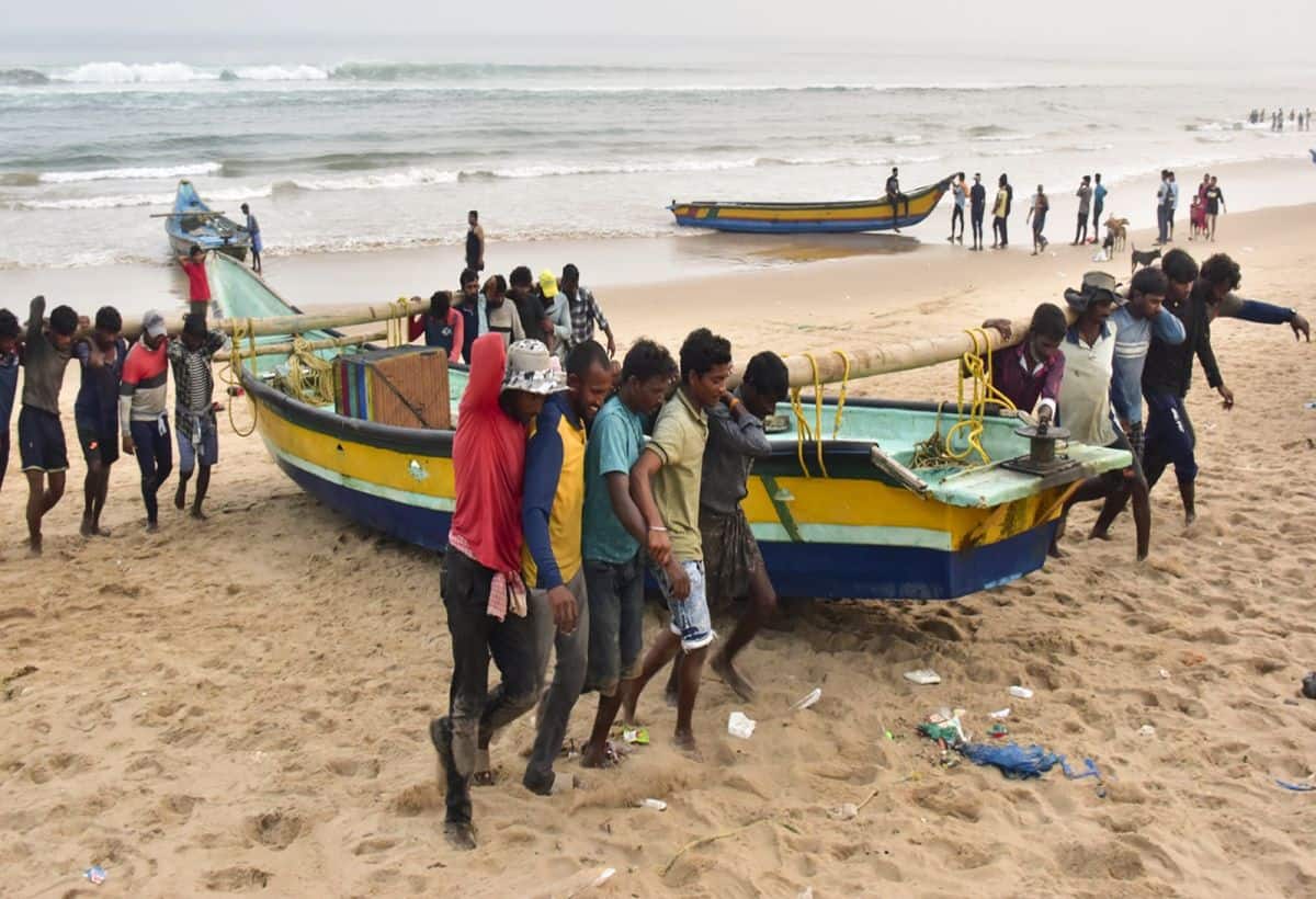 Cyclone Dana: 125KM की रफ्तार से टकराएगा साइक्लोन दाना, तैयारी में जुटा प्रशासन, उड़ानों पर लगी रोक, 522 ट्रेनें रद्द