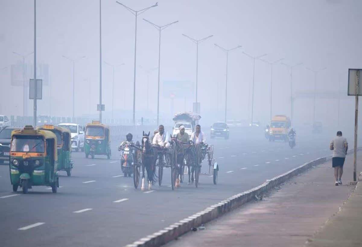 Delhi AQI Today: पराली जलाने से दिल्ली में बढ़ा प्रदूषण, दिवाली से पहले हालत खराब, BJP और AAP के बीच घमासान शुरू