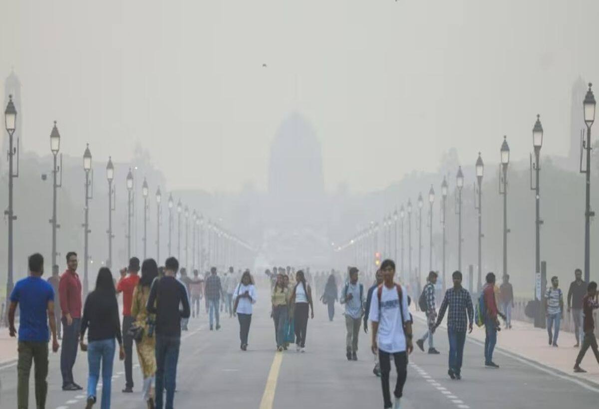 Delhi Pollution: दिल्ली में बढ़ा प्रदूषण, सांस लेने में हो रही परेशानी, यमुना में जहरीला झाग