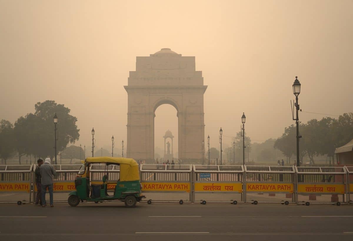 Delhi Pollution: दिवाली से पहले धुंध की चादर में लिपटा दिल्ली-NCR, 350 पहुंचा AQI, इन इलाकों की हालत खस्ता