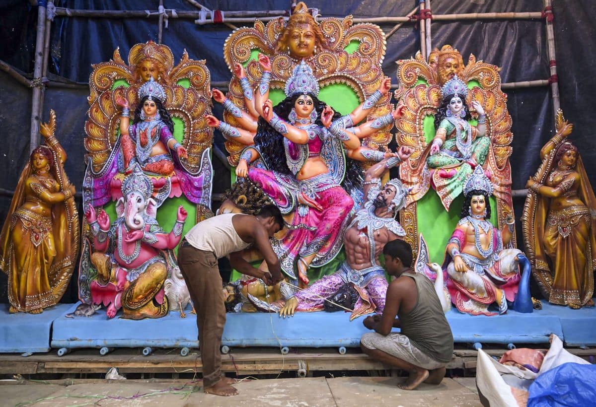 बांग्लादेश का तुगलकी फरमान, दुर्गापूजा पर लगाया जजिया टैक्स, कई जगह तोड़ी गईं मूर्तियां बांग्लादेश का तुगलकी फरमान, दुर्गापूजा पर लगाया जजिया टैक्स, कई जगह तोड़ी गईं मूर्तियां