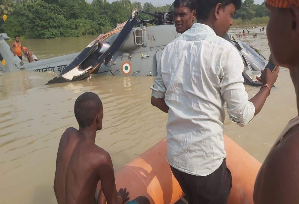 Helicopter Crash Video: मुजफ्फरपुर में बाढ़ के पानी में गिरा एयरफोर्स का हेलीकॉप्टर, राहत सामग्री लूटने लगे लोग - bihar flood news iaf helicopter crash landing in floods waters in ...