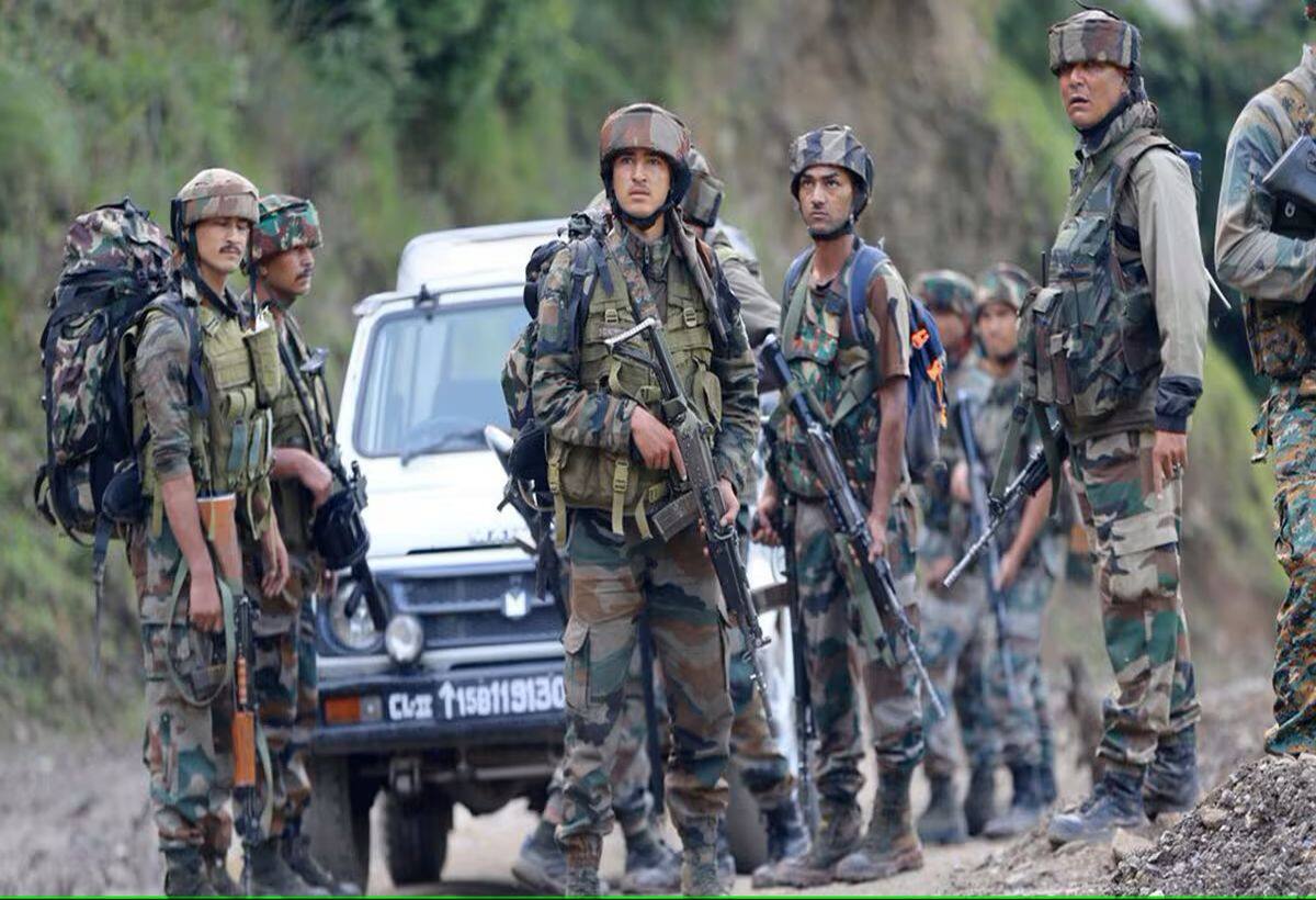 Kashmir Terror Attack: जम्मू-कश्मीर में आतंकी हमलों के बाद बढ़ाई गई सुरक्षा, 15 दिनों में 19 की हो चुकी है मौत Kashmir Terror Attack: जम्मू-कश्मीर में आतंकी हमलों के बाद बढ़ाई गई सुरक्षा, 15 दिनों में 19 की हो चुकी है मौत