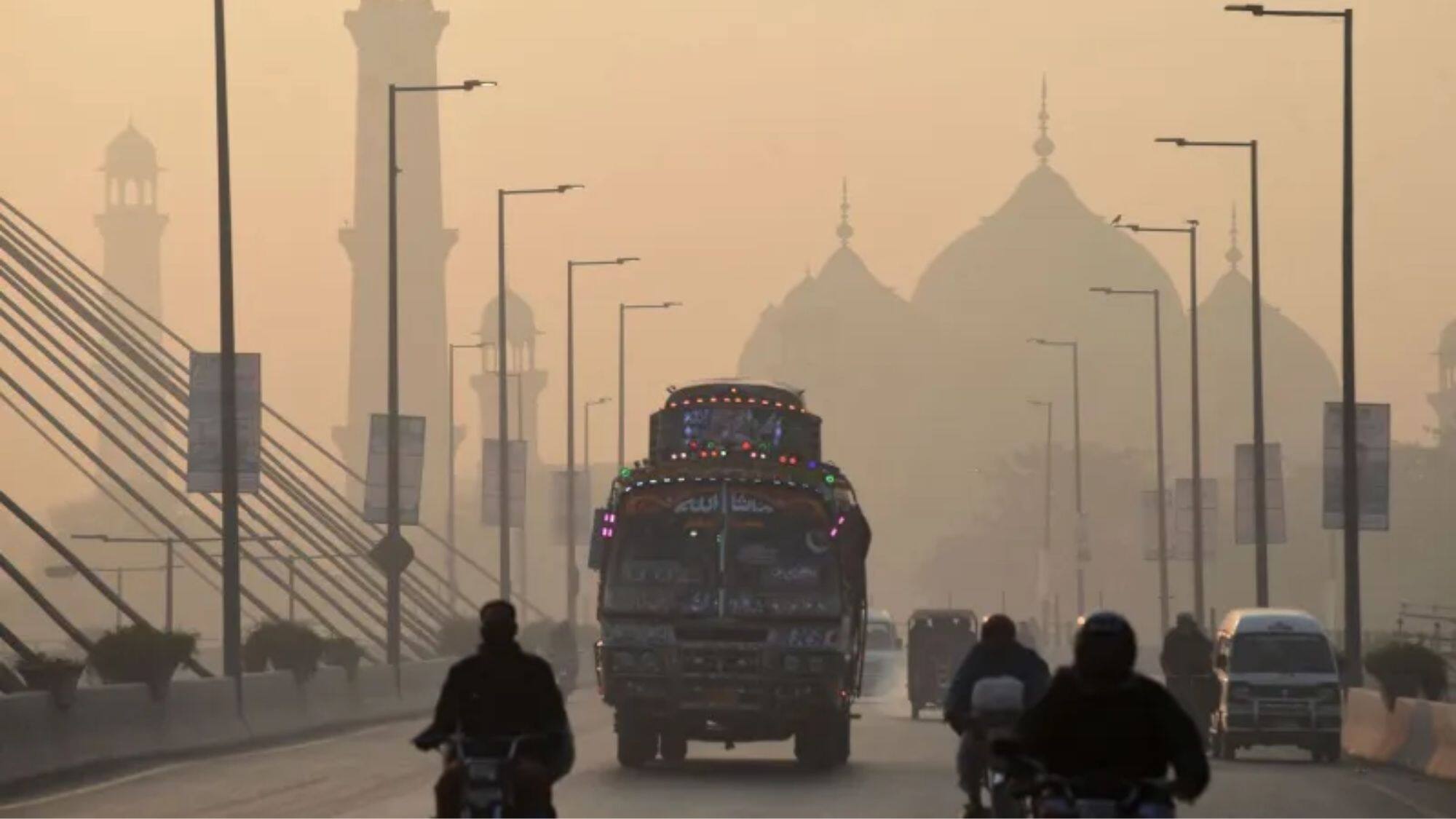 Pakistan: लाहौर का वायु प्रदूषण WHO की लिमिट से भी 80 गुना ज्यादा बढ़ा, अधिकारियों ने इमरजेंसी बैन लगाया Pakistan: लाहौर का वायु प्रदूषण WHO की लिमिट से भी 80 गुना ज्यादा बढ़ा, अधिकारियों ने इमरजेंसी बैन लगाया