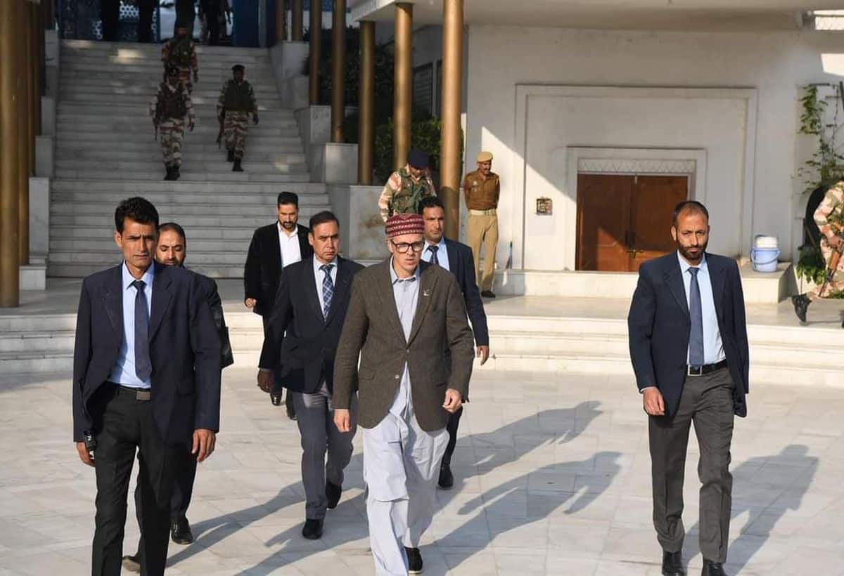 Omar Abdullah: उमर अब्दुल्ला आज लेंगे जम्मू-कश्मीर के सीएम पद की शपथ, सरकार में शामिल नहीं होगी कांग्रेस