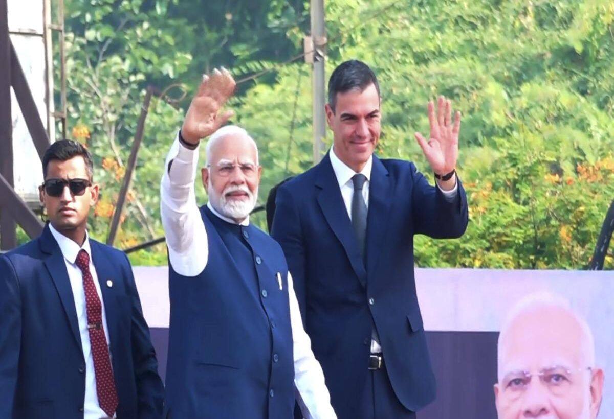 Tata-Airbus Plant: पीएम मोदी ने 'टाटा एडवांस्ड सिस्टम्स' का किया उद्घाटन, स्पेन के प्रधानमंत्री सांचेज के साथ किया मेगा रोड शो Tata-Airbus Plant: पीएम मोदी ने 'टाटा एडवांस्ड सिस्टम्स' का किया उद्घाटन, स्पेन के प्रधानमंत्री सांचेज के साथ किया मेगा रोड शो