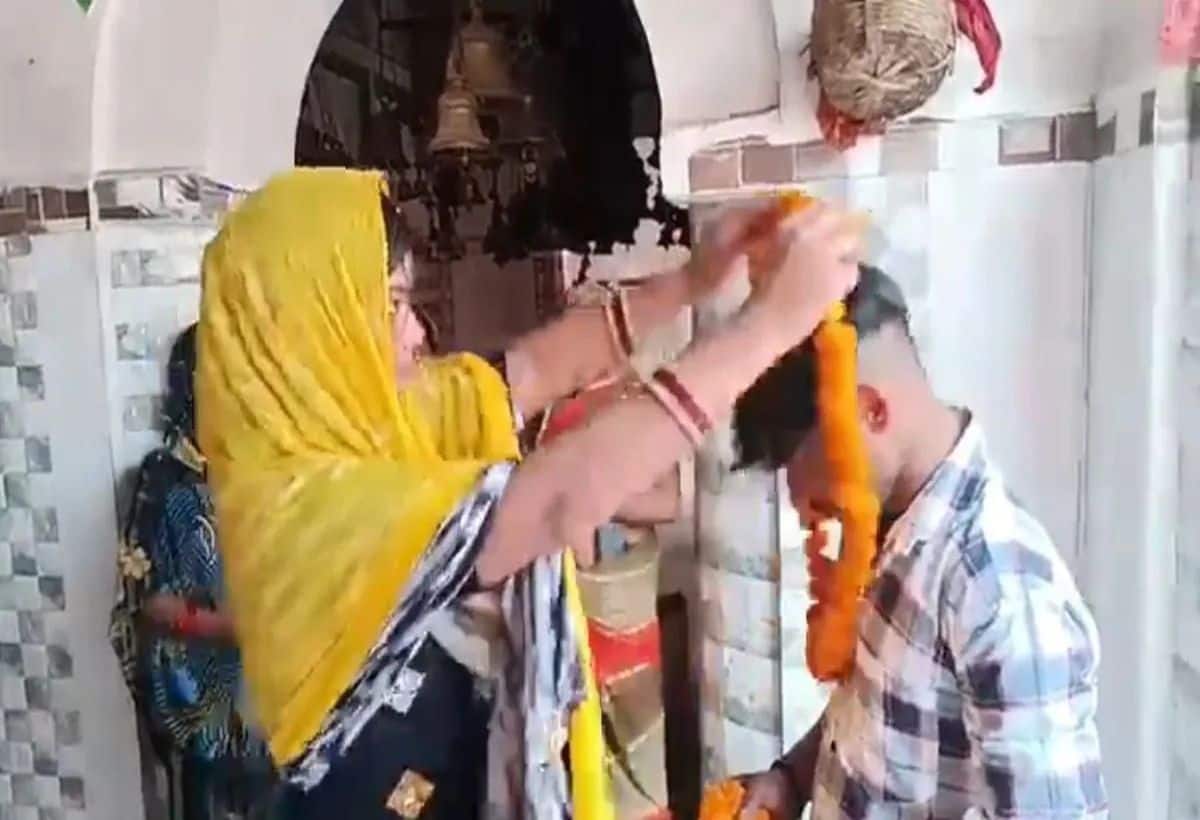 Video: करवा चौथ के दिन पत्नी ने बॉयफ्रेंड से रचाई शादी, चांद देखकर तोड़ा व्रत, वीडियो वायरल