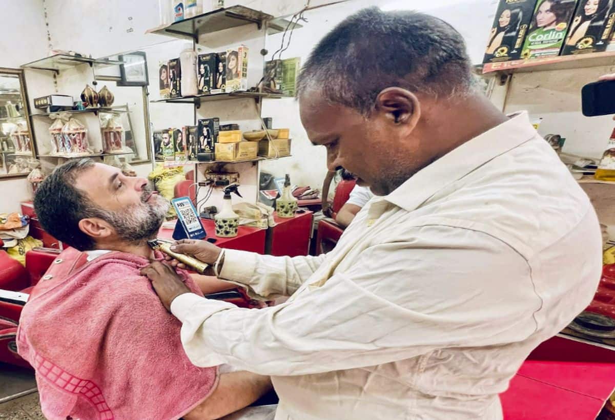 दिल्ली के नाई अजीत की चमकी किस्मत, राहुल गांधी ने दिवाली से पहले सैलून मालिक को भेजा खास तोहफा दिल्ली के नाई अजीत की चमकी किस्मत, राहुल गांधी ने दिवाली से पहले सैलून मालिक को भेजा खास तोहफा