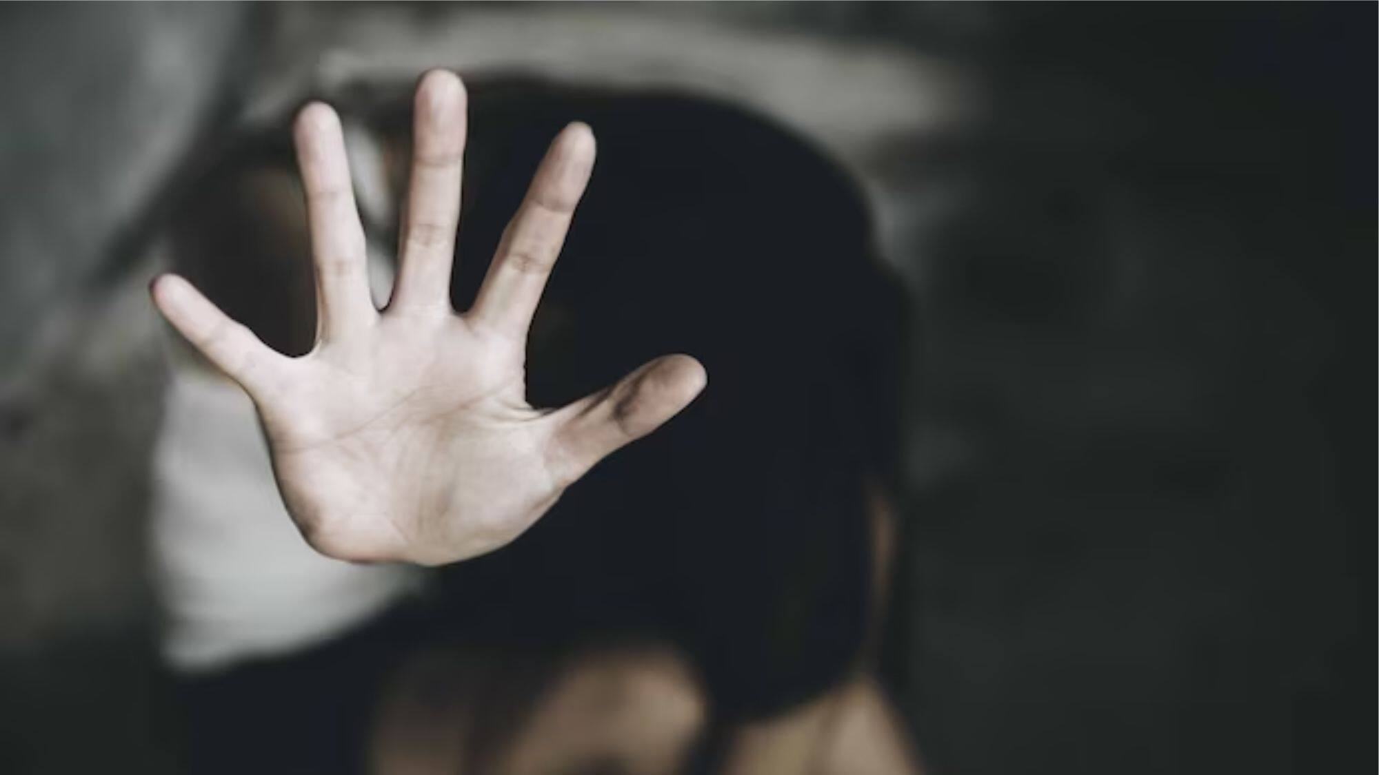 वीडियो वायरल करने की धमकी देकर हिसार में टीचर ने छात्रा के साथ किया दुष्कर्म, पांच सालों तक किया ब्लैकमेल वीडियो वायरल करने की धमकी देकर हिसार में टीचर ने छात्रा के साथ किया दुष्कर्म, पांच सालों तक किया ब्लैकमेल