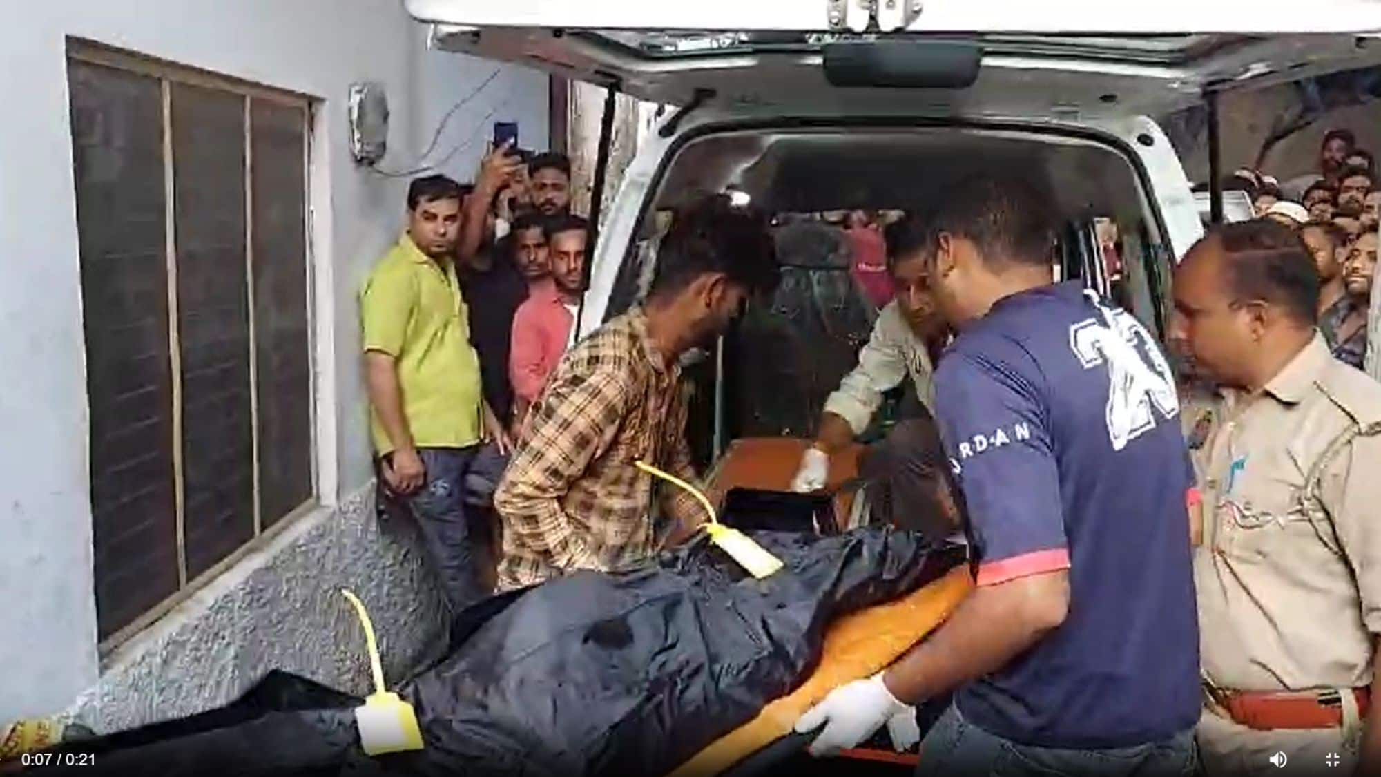 खाने में सब्जी कम दी... तो पति ने तवे से पीट-पीट कर ले ली पत्नी की जान, बेटियों के सामने हुई वारदात खाने में सब्जी कम दी... तो पति ने तवे से पीट-पीट कर ले ली पत्नी की जान, बेटियों के सामने हुई वारदात