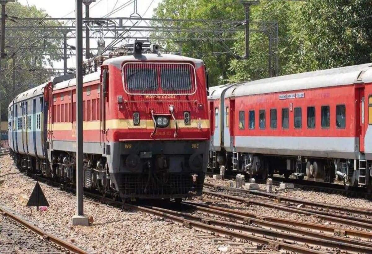 Diwali Chhath Special Train: प्लेटफॉर्म पर खड़ी हो गईं दिवाली-छठ की 250 स्पेशल ट्रेनें, फौरन बुक करें टिकट Diwali Chhath Special Train: प्लेटफॉर्म पर खड़ी हो गईं दिवाली-छठ की 250 स्पेशल ट्रेनें, फौरन बुक करें टिकट
