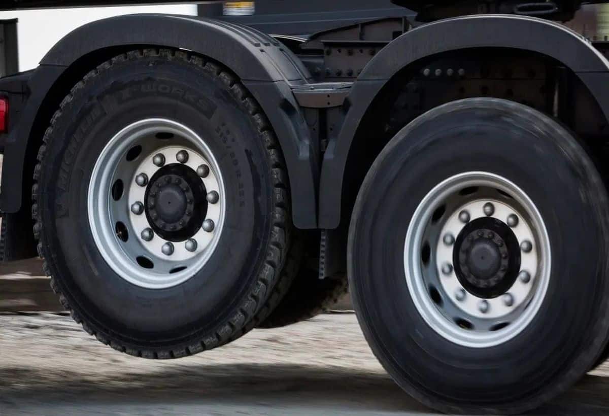 Truck Tyre Fact: हवा में रहते हैं ट्रक के कुछ टायर, वजह जानकर उड़ जाएंगे होश