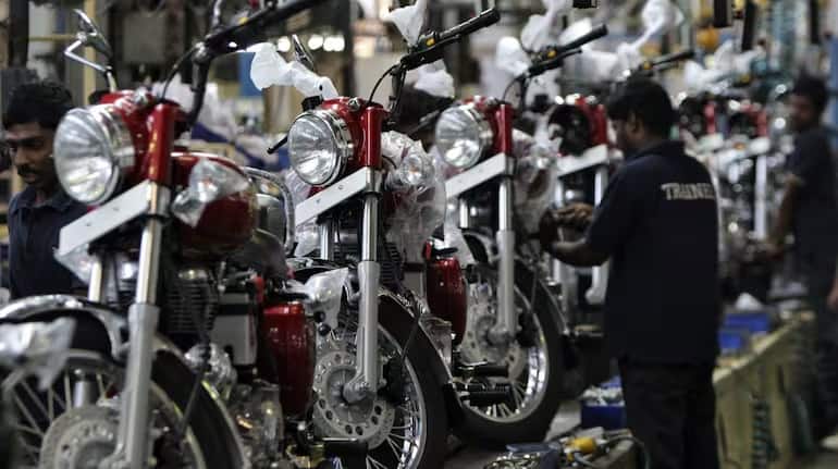 Bajaj Auto भी गिरावट की आंधी में लड़खड़ाया, कीमत 10,000 रुपये से नीचे आई