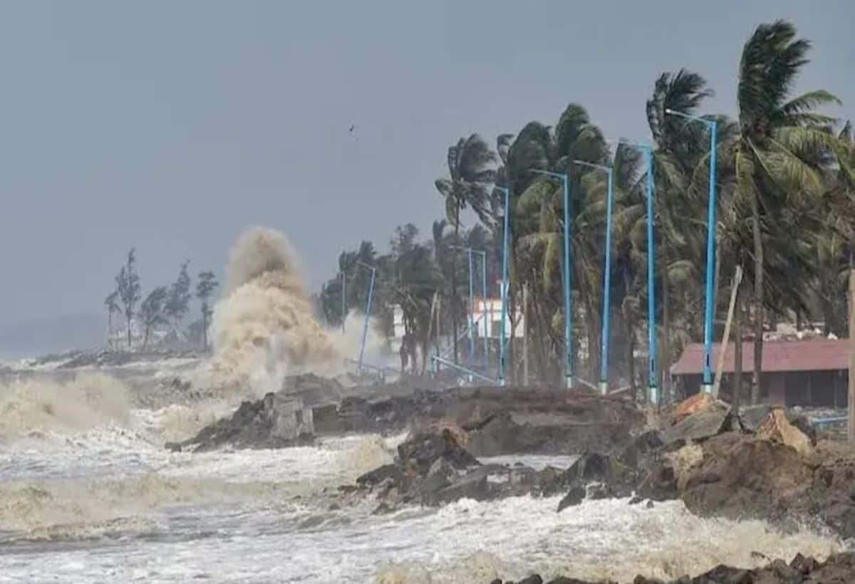 Cyclone Dana: चक्रवाती दाना से कई राज्यों का बदल गया मौसम, यूपी-बिहार के कई जिलों में आंधी-बारिश का अलर्ट