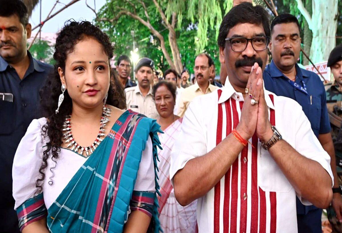 Jharkhand Chunav 2024: झारखंड मुक्ति मोर्चा ने 35 उम्मीदवारों की जारी की पहली लिस्ट, हेमंत सोरेन और उनकी पत्नी कल्पना को भी टिकट
