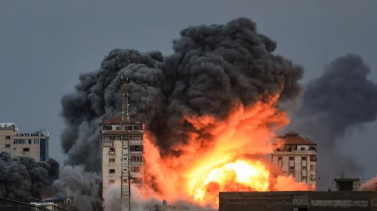 Israel Attack on Gaza: मध्य गाजा में मस्जिद और स्कूल पर इजरायली हवाई हमला,  24 की मौत - israeli airstrikes targeted a mosque and a school in the gaza  strip at least