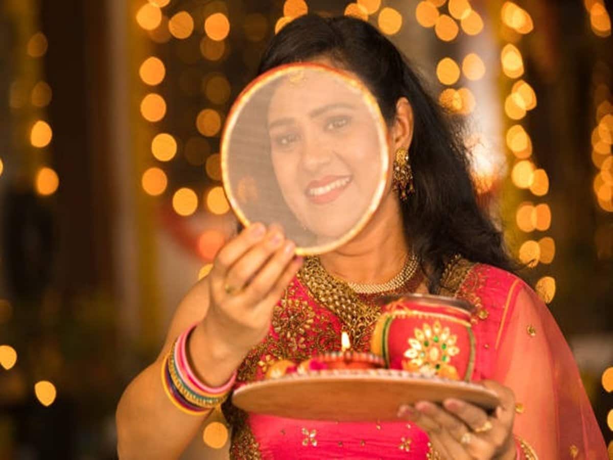 Karwa Chauth 2024: करवा चौथ की पूजा थाली में न भूलें ये भोग शामिल करना