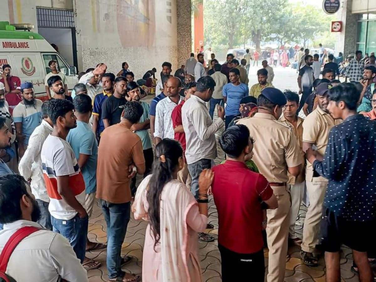 Bandra stampede: 16 घंटे की देरी, दूसरी ट्रेन पकड़ने दौड़ पड़े यात्री, बांद्रा में ऐसे मची भगदड़ Bandra stampede: 16 घंटे की देरी, दूसरी ट्रेन पकड़ने दौड़ पड़े यात्री, बांद्रा में ऐसे मची भगदड़