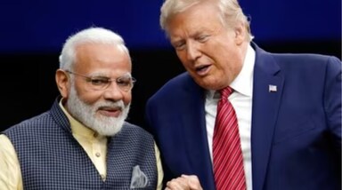 अमेरिका के राष्ट्रपति चुनाव में रिपब्लिकन पार्टी के उम्मीदवार डोनाल्ड ट्रंप ने जीत हासिल की है. उन्होंने 277 इलेक्टोरल सीटें हासिल कर ली है. बहुमत का आंकड़ा 270 है. ऐतिहासिक जीत पर पीएम मोदी ने डोनाल्ड ट्रंप को बधाई दी है.(IMAGE SOURCE: GOOGLE)
