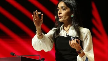 अमेरिका के राष्ट्रपति की तरह उनकी कार भी बेहद खास है. अमेरिका के राष्ट्रपति जब एयर फ़ोर्स वन या मरीन वन में हेलीकॉप्टर से यात्रा नहीं कर रहे होते हैं, तब वह "द बीस्ट" उपनाम वाली प्रेसिडेंशियल लिमोज़ीन में घूमते हैं. इस गाड़ी का वजन करीब 20,000 पाउंड है, और यह एडवांस्ड सिक्योरिटी और कम्यूनिकेशन सिस्टम्स से लेस है. (image source: google )