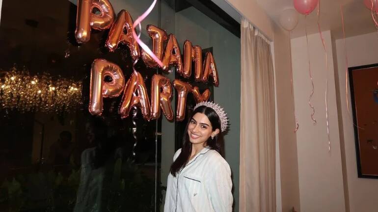 Khushi Kapoor Birthday: गर्ल गैंग पजामा पार्टी में क्यों पहुंचे वेदांग रैना? देखें Photos