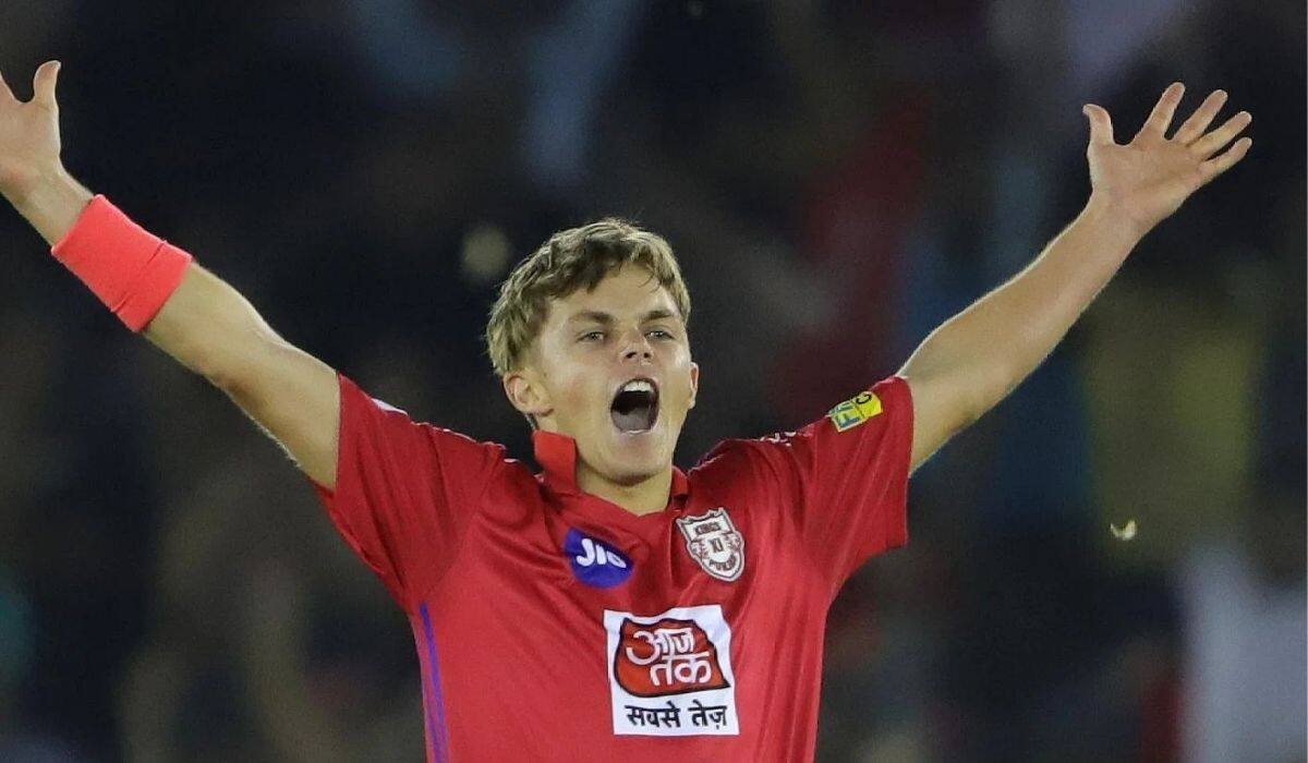 Sam Curran: इंग्लैंड के सैम कुरेन, Delhi Capitals के लिए एक अच्छा विकल्प हो सकते हैं। सैम ने CSK के साथ काफी लंबे समय से खेला है। उनका IPl करियर भी काफी अच्छा रहा है। Sam Curran अपने बाएं हाथ की स्विंग और निचले क्रम की हिटिंग के लिए जाने जाते हैं। ऐसे में Delhi Capitals चाहेगी कि Sam Curran उनके टीम में शामिल हो जाए। (Image- Google)