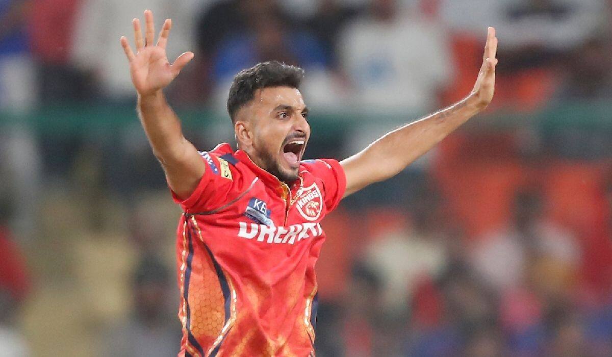 Harshal Patel: IPL 2024 में हर्षल पटेल ने सबसे ज्यादा विकेट झटके थे। डीसी की गेंदबाजी के लिए हर्षल पटेल एक बेहतर विकल्प हो सकते हैं। विशेषज्ञों का मानना है कि डेथ ओवरों में गेंदबाजी करने और महत्वपूर्ण विकेट लेने की उनकी क्षमता डीसी के गति विभाग को मजबूत करेगी। (Image- Google)