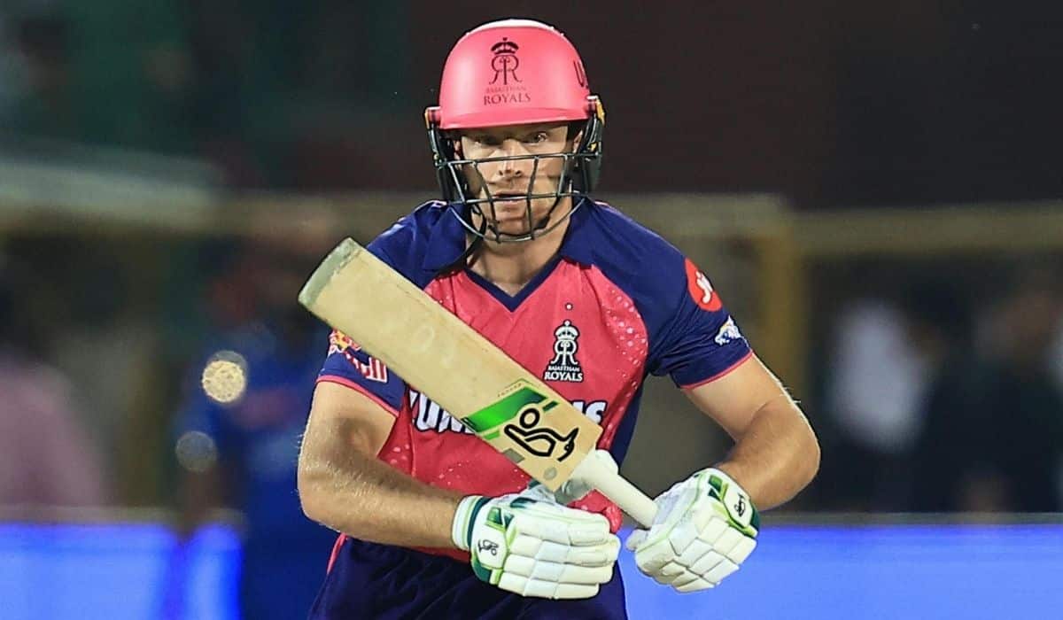 Jos Buttler: ऋषभ पंत के जाने के बाद Delhi Capitals को एक बेहतरीन कप्तान की जरूरत है, जो टीम को अच्छे से संभाले भी साथ ही बल्लेबाजी से भी कमाल दिखाए। ऐसे में जोस बटलर इस भूमिका में फिट बैठते हैं। उनका आक्रामक दृष्टिकोण और विकेटकीपिंग कौशल उन्हें डीसी के लिए उनकी बल्लेबाजी लाइनअप को मजबूत करने का एक प्रमुख लक्ष्य हो सकता है। (Image- Google)