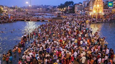 Prayagraj MahaKumbh: महाकुंभ मेला भारत का सबसे बड़ा धार्मिक मेला है। हर 12 साल पर ग्रहों की स्थिति के आधार पर महाकुभ का आयोजन होता है। साल 2025 में महाकुंभ प्रयागराज में होने वाला है और इस मेले को लेकर तैयारियां पूरे जोरों पर चल रही हैं। इस बार प्रयाग में तीन पवित्र नदियों के संगम के साथ भारतीय संस्कृति, आध्यात्मिकता और परंपरा का अद्भुत संगम देखने को मिलेगा। (Image- Google)