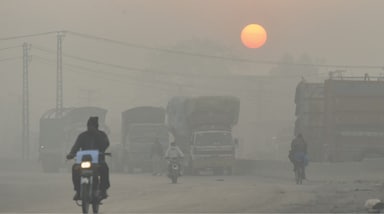  भारत-पाकिस्तान सीमा पर प्रदूषण का स्तर सबसे ज्यादा पाया गया है। हालात को देखते हुए लाहौर प्रशासन ने कर्मचारियों का घर से काम करने की सलह दी है |
