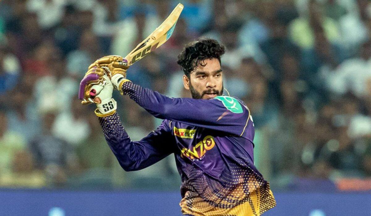 Venkatesh Iyer: शाहरुख़ ख़ान की KKR ने हाल ही में वेंकटेश अय्यर को अपने टीम से रिलीज कर दिया है। वेंकटेश अय्यर मिडिल ऑर्डर में गेंदबाजी के साथ ही अच्छी बल्लेबाजी भी करते हैं। ऐसे में टीम के लिए अपने मिडिल ऑर्डर को सुधारने के लिए वेंकटेश अय्यर एक बेहतर विकल्प हो सकते हैं। (Image- Google)